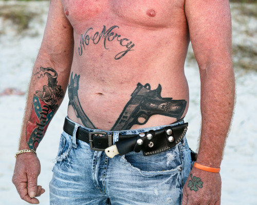 
     <i>Beachgoer, Naples (from the Floridas series)</i>, 
     2021<br />
     Archival pigment print, 
      40 x 50 cm<br />
     