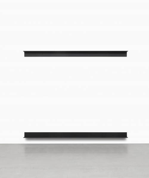 
     <i>Monoform 76</i>, 
     2019<br />
     two lacquered aluminum angles, 
      15 x 330 x 15 cm<br />
     