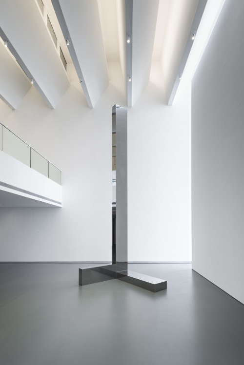 
     <i>Verstärker 1</i>, 
     2016<br />
     polished stainless steel, 
      770 x 220 x 248 cm<br />
     Exhibition view Kunsthalle Weishaupt, Ulm, Germany, 2016