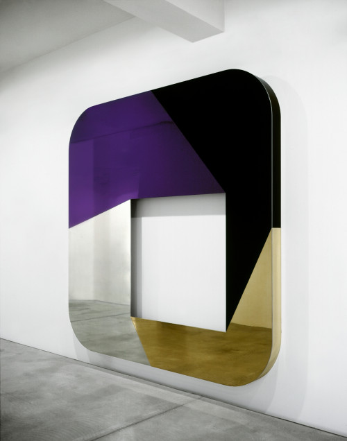 
     <i>total object 154</i>, 
     2008<br />
     lacquered aluminium, 
      298 x 298 x 16 cm<br />
     