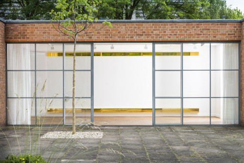 
     <i>Monoform 2</i>, 
     2014<br />
     two lacquered aluminum angles, 
      15 x 600 x 15 cm<br />
     Exhibition view Mies van der Rohe Haus, Berlin, Germany, 2014