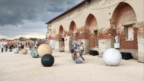 
     
     <i>Clouded in Veins: A Subjective Geography</i>,      2017<br />
     Performance by Mariechen Danz with Ronel Doual, Marko Lakobrija, Brandon Rosenbluth, “Viva Arte Viva” curated by Christine Macel, 57. Biennale di Venezia, Venice, Italy, 2017, 
      Installation “Pars pro Toto” by Alicja Kwade. Costumes by Mariechen Danz, featuring Kerstin Brätschs “Unstable Talismanic Rendering”. Music by Gediminas Žygus & UNMAP<br />
     Video : Duyi Han 