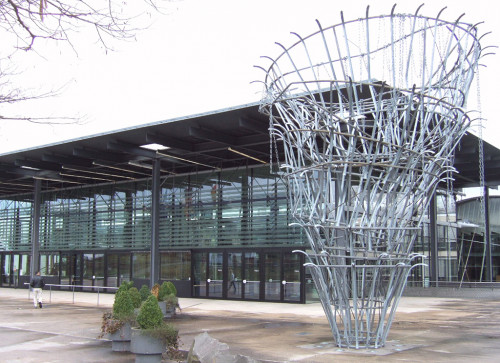 
     <i>Meistdeutigkeit</i>, 
     1993<br />
     galvanized steel, 
      750 x 150 cm / 750 x 650 cm<br />
     Installation view Neuer Plenarsaal, Bonn, Germany