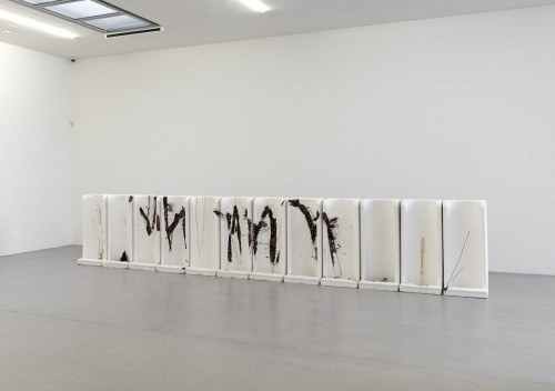 
     <i>Milieufragen</i>, 
     2007<br />
     Cement, polyester resin, 
      112 x 568 x 75 cm<br />
     