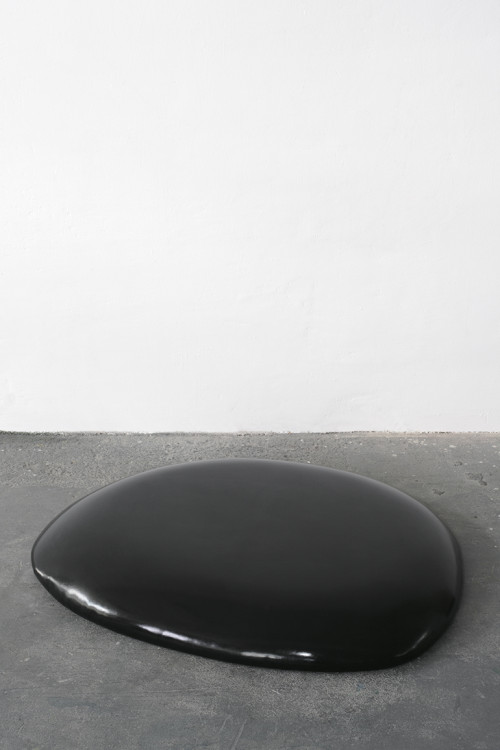 
     <i>Gummi (black)</i>, 
     1991<br />
     caoutchouc, foam, wood, 
      15 x 120 x 100 cm<br />
     