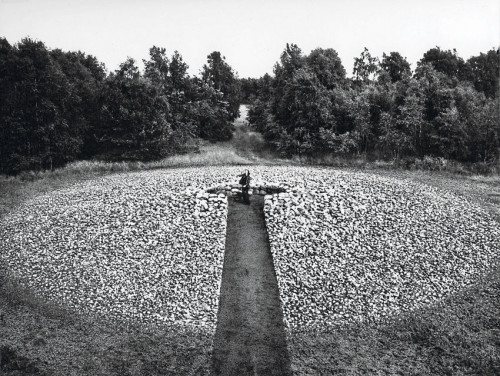 
     <i>Ego-zentrischer Steinkreis: Steine in Wurfweite</i>, 
     1977<br />
      
     <br />
     Ego-centric stone circle: stones in throwing range, Illhorn-Neuenkirchen