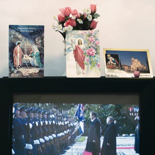 
     <i>Die Welt im Wohnzimmer: Das Fernsehgerät als Sockel und Hausaltar (The World at Home. The TV as plinth and house altar)</i>, 
     2001/09<br />
     Series of 50 color photographies, 
      52 x 52 cm<br />
     Detail