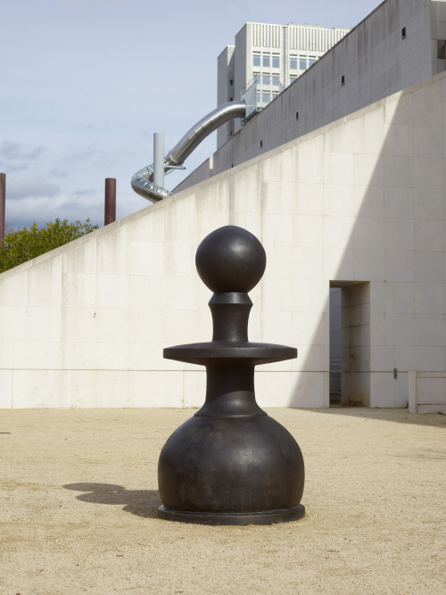 
     <i>Oswald</i>, 
     2022<br />
     Bornze, 
      197 x ø 100 cm<br />
     INstallation view in front of the Bundeskunsthalle Bonn, 2023