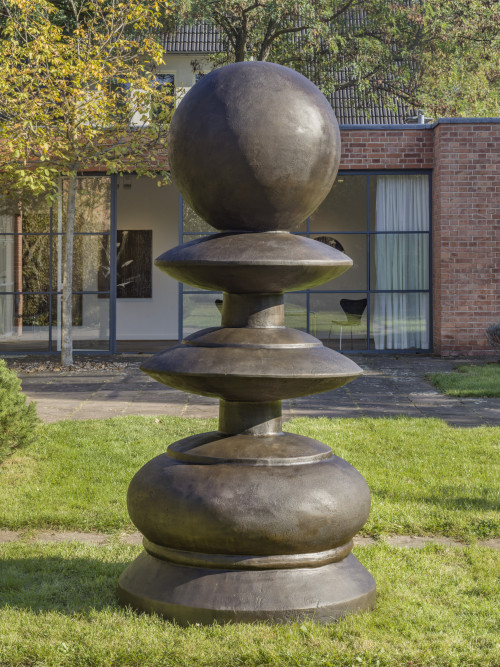 
     <i>Der Klöppel</i>, 
     2021<br />
     Bronze, 
      229 x ø 90 cm<br />
     Installation view in front of Mies van der Rohe Haus, Berlin, 2021