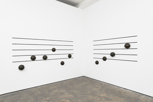 
     <i>Tusch 1 (left) and Tusch 2 (right)</i>, 
     2015<br />
     bronze, 
     <br />
     Installation view Wentrup, Berlin, Germany, 2015