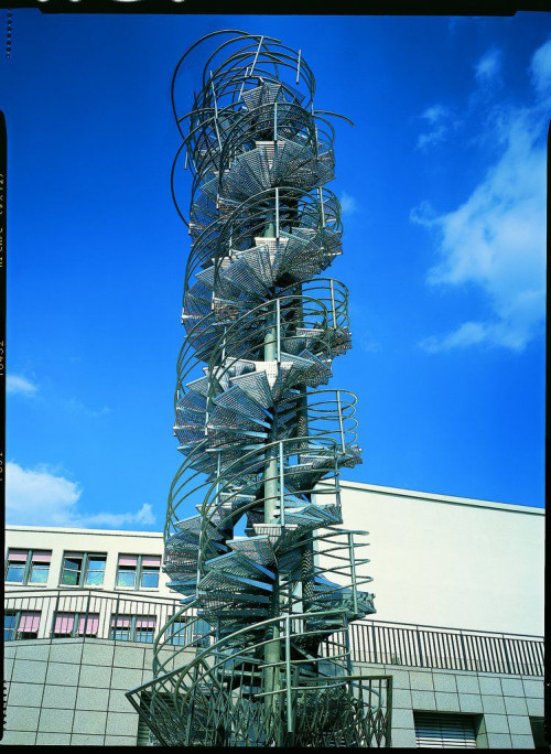 
     <i>Freitreppe</i>, 
     1994<br />
     steel, 
      1500 cm<br />
     Installationview Zentralverwaltung des Goethe-Instituts, Munich, Germany