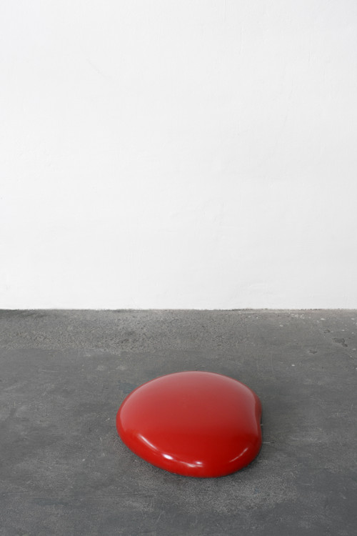 
     <i>Gummi (red)</i>, 
     2003<br />
     caoutchouc, foam, wood, 
      15 x 65 x 55 cm<br />
     
