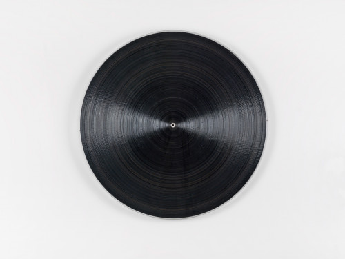 <i>schwarze Platte</i>, 2015<br />plexi, cassette tape, cassette wheels and wood, Ø 92 cm<br />