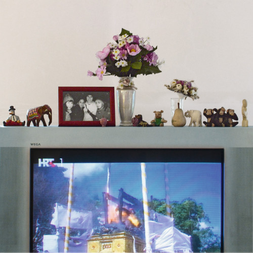 <i>Die Welt im Wohnzimmer: Das Fernsehgerät als Sockel und Hausaltar (The World at Home. The TV as plinth and house altar)</i>, 2001/2009<br />Series of 50 color photographies, 52 x 52 cm<br />