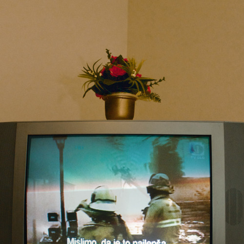<i>Die Welt im Wohnzimmer: Das Fernsehgerät als Sockel und Hausaltar (The World at Home. The TV as plinth and house altar)</i>, 2001/2009<br />Series of 50 color photographies, 52 x 52<br />