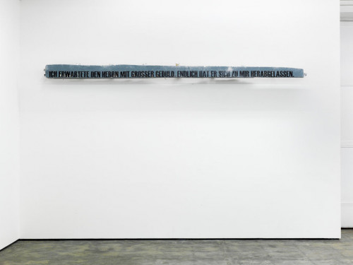 <i>Skala-Piece</i>, 2010<br />plaster, metal, aluminium, 23 x 401 x 21 cm<br />