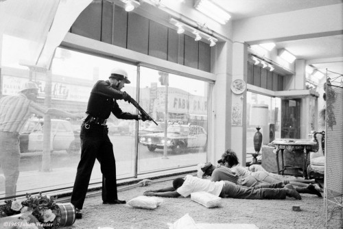 <i>LAPD Watts Riot looters</i>, 1965/2012<br />glycee print, 34 x 48 cm<br />